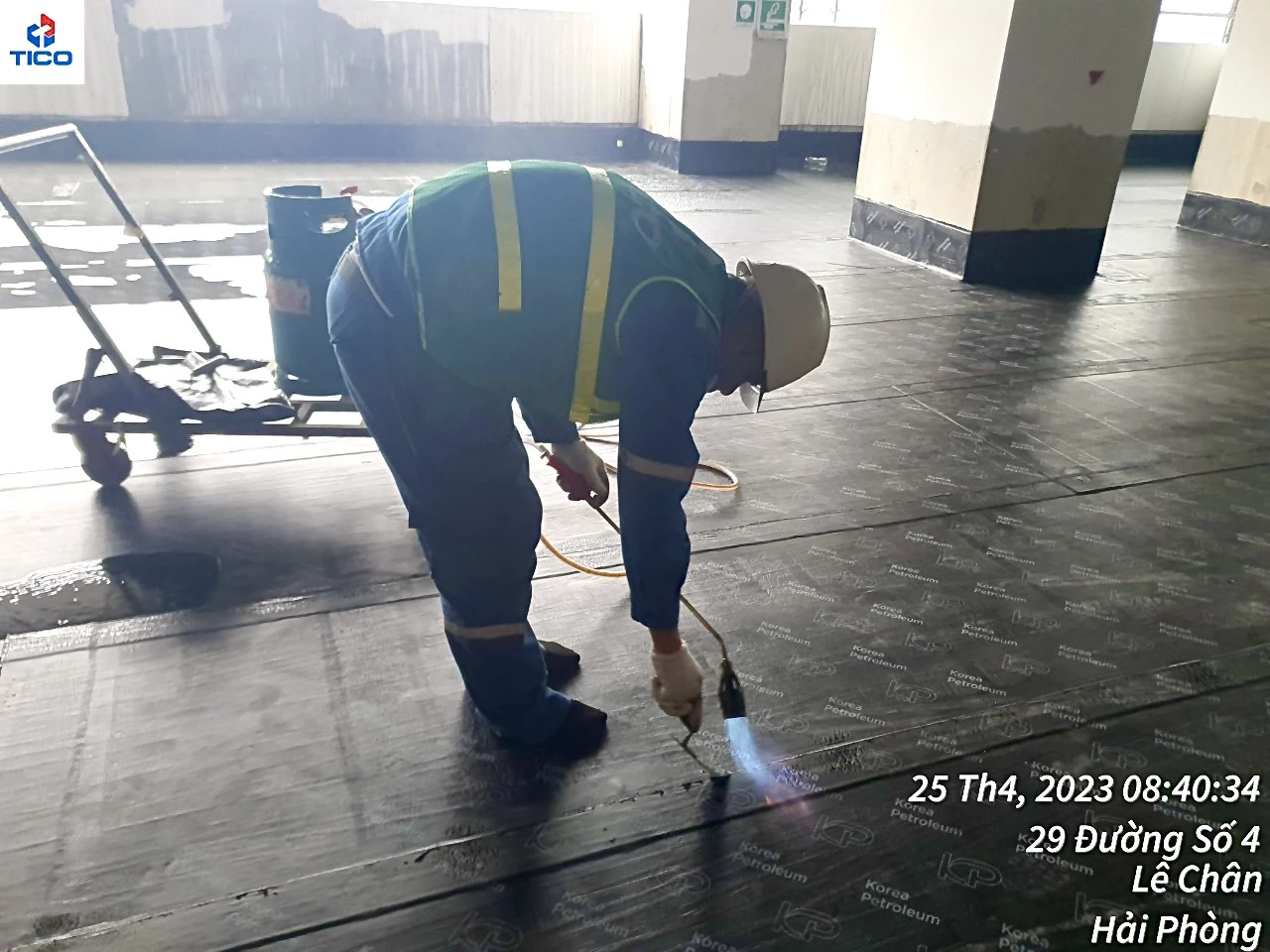 Thi công màng chống thấm HDPE có khò nóng để tăng cường bám dính