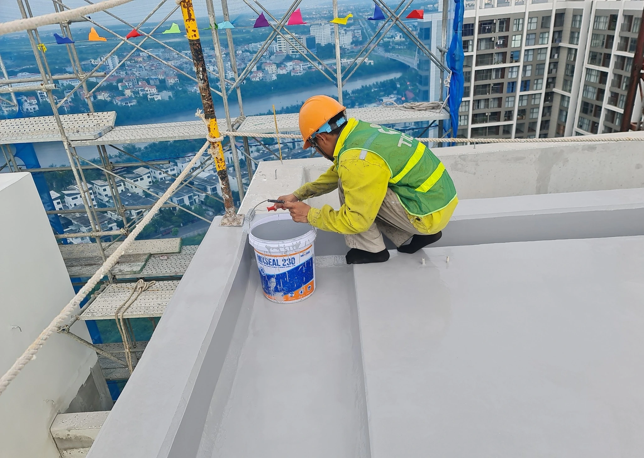 Đội ngũ chống thấm 247 TICO đang thi công chống thấm mái