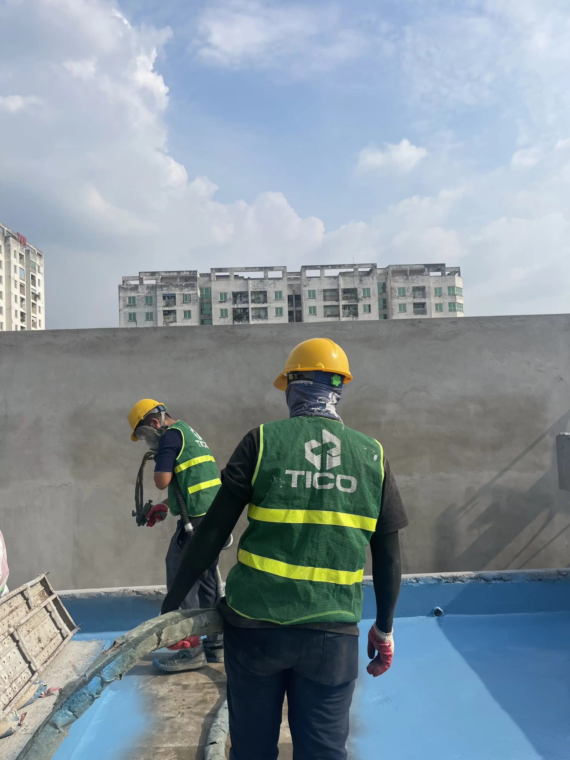 Phun Urea chống thấm mái nhà