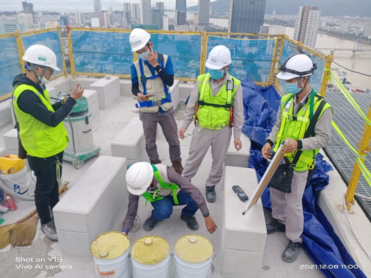 Đội ngũ chống thấm 247 trao đổi trước khi bắt tay vào quá trình thi công
