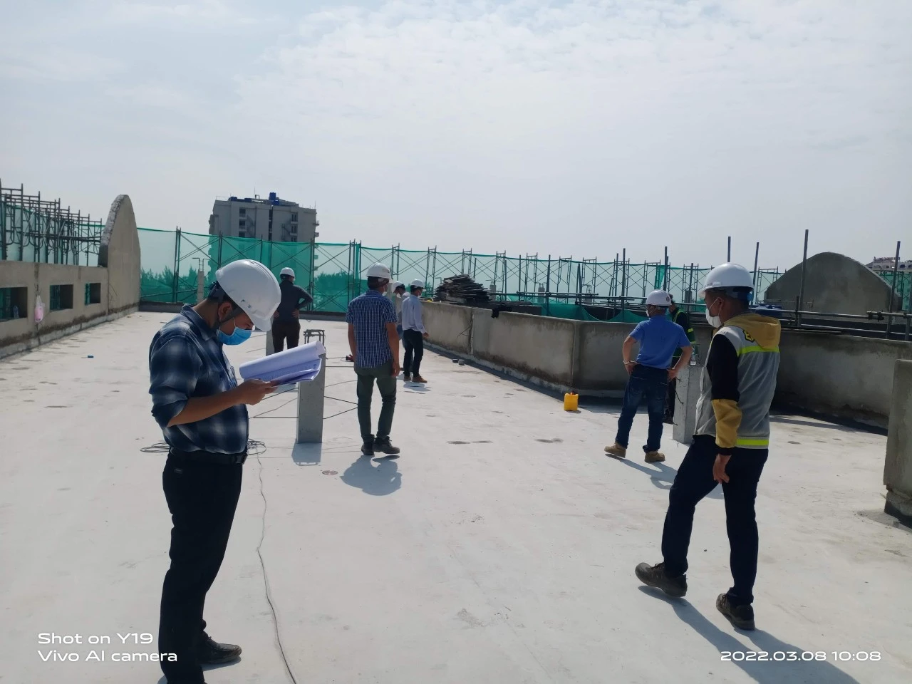 Kiểm tra hiện trường trước khi thi công chống thấm mái bê tông