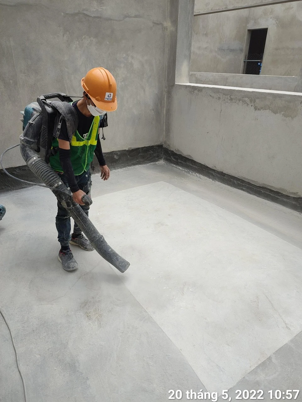 Thi công hút bụi làm sạch bề mặt trước khi chống thấm mái nhà xưởng
