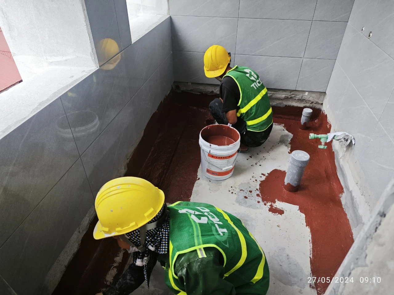 Sử dụng chống thấm gốc PU quét tạo màng sàn nhà vệ sinh