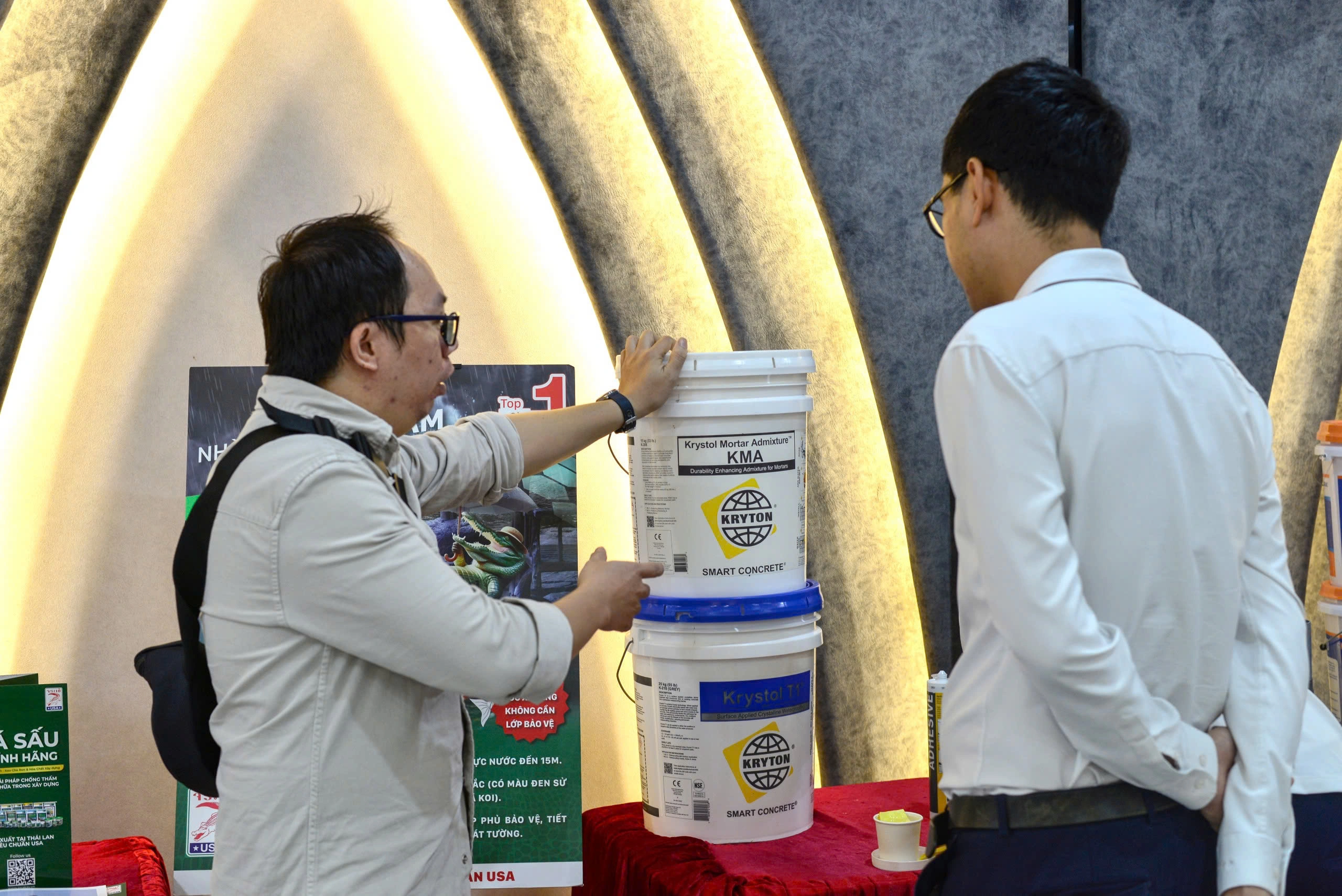 Trưng bày sản phẩm chống thấm thương hiệu Kryton - tinh thể thẩm thấu KRYSTOL
