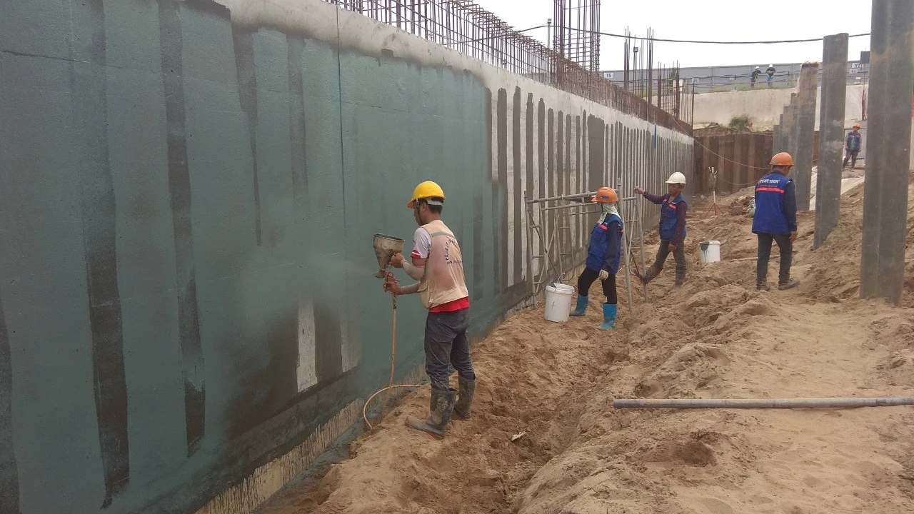 Thi công tường bằng sản phẩm chống thấm tường ngoài trời chuyên dụng